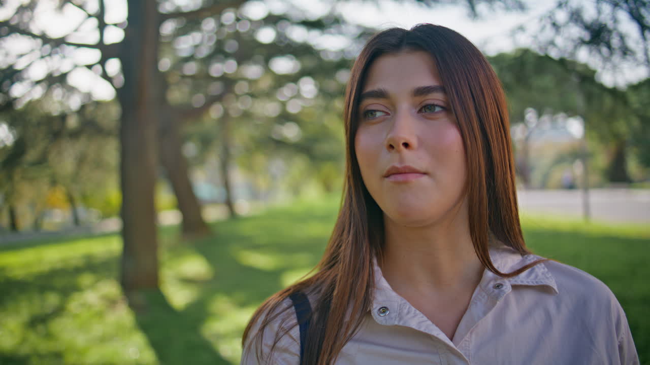 retrato de una chica reflexiva que busca una belleza serena en el parque. una mujer joven y tranquila caminando