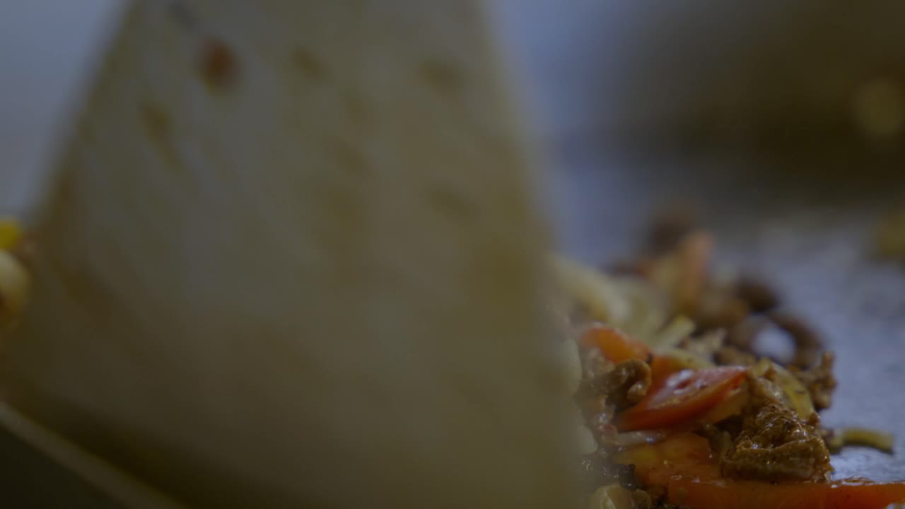 chef preparando carne caliente de filadelfia en parrilla caliente en la cocina del restaurante