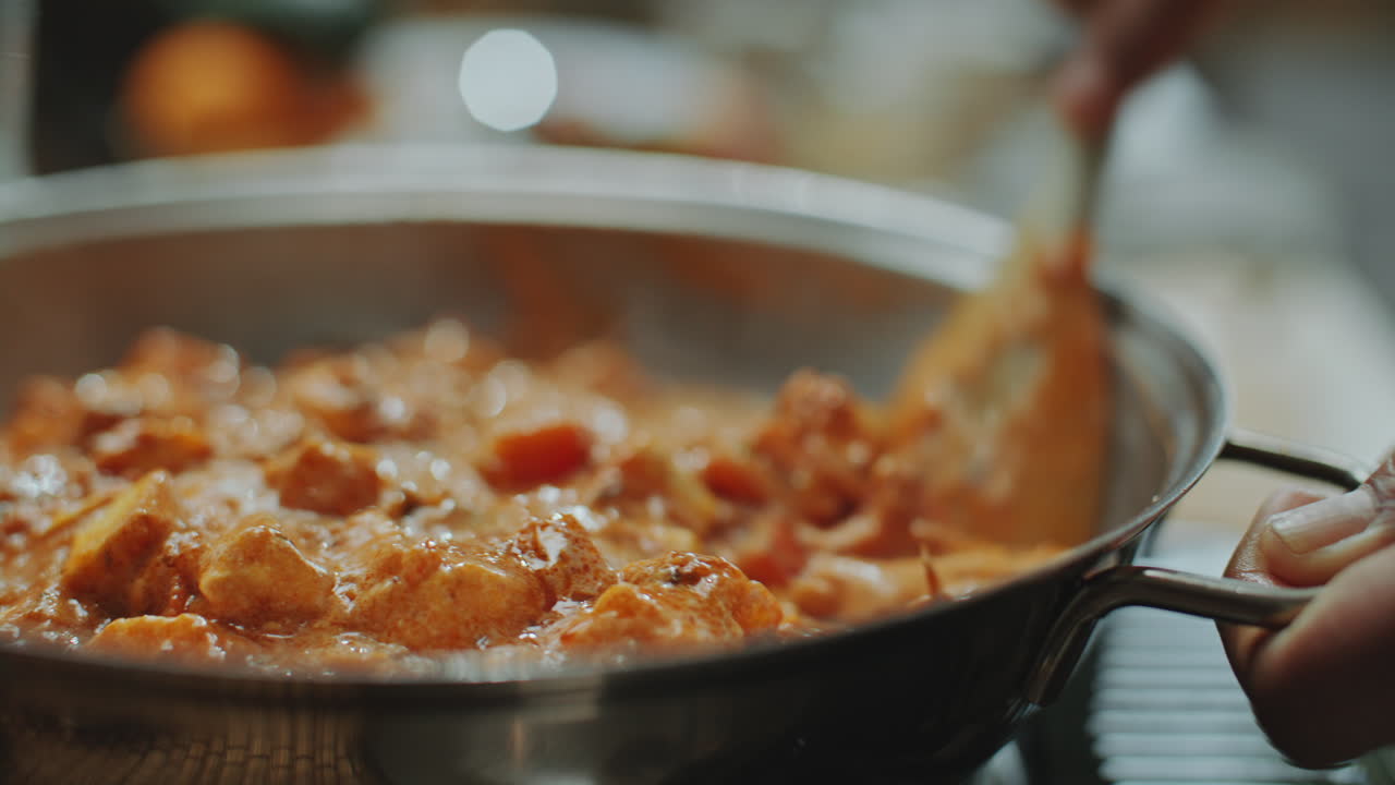 agitar el mantequilla masala de paneer al vapor en la sartén durante el proceso de cocción