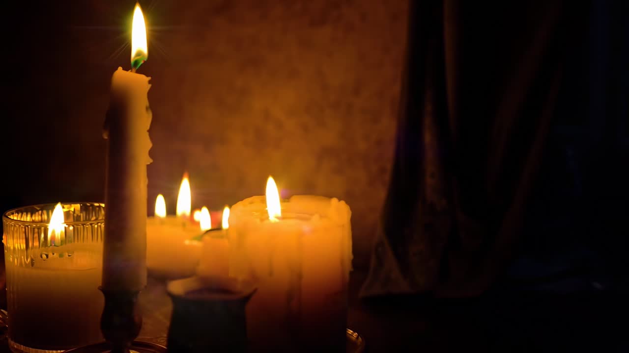 Accogliente scena a lume di candela con un bagliore caldo, ripresa all'altezza degli occhi, perfetta per un video rilassante.