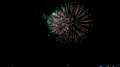 Impresionante-Espectáculo-De-Fuegos-Artificiales-Contra-El-Oscuro-Cielo-Nocturno