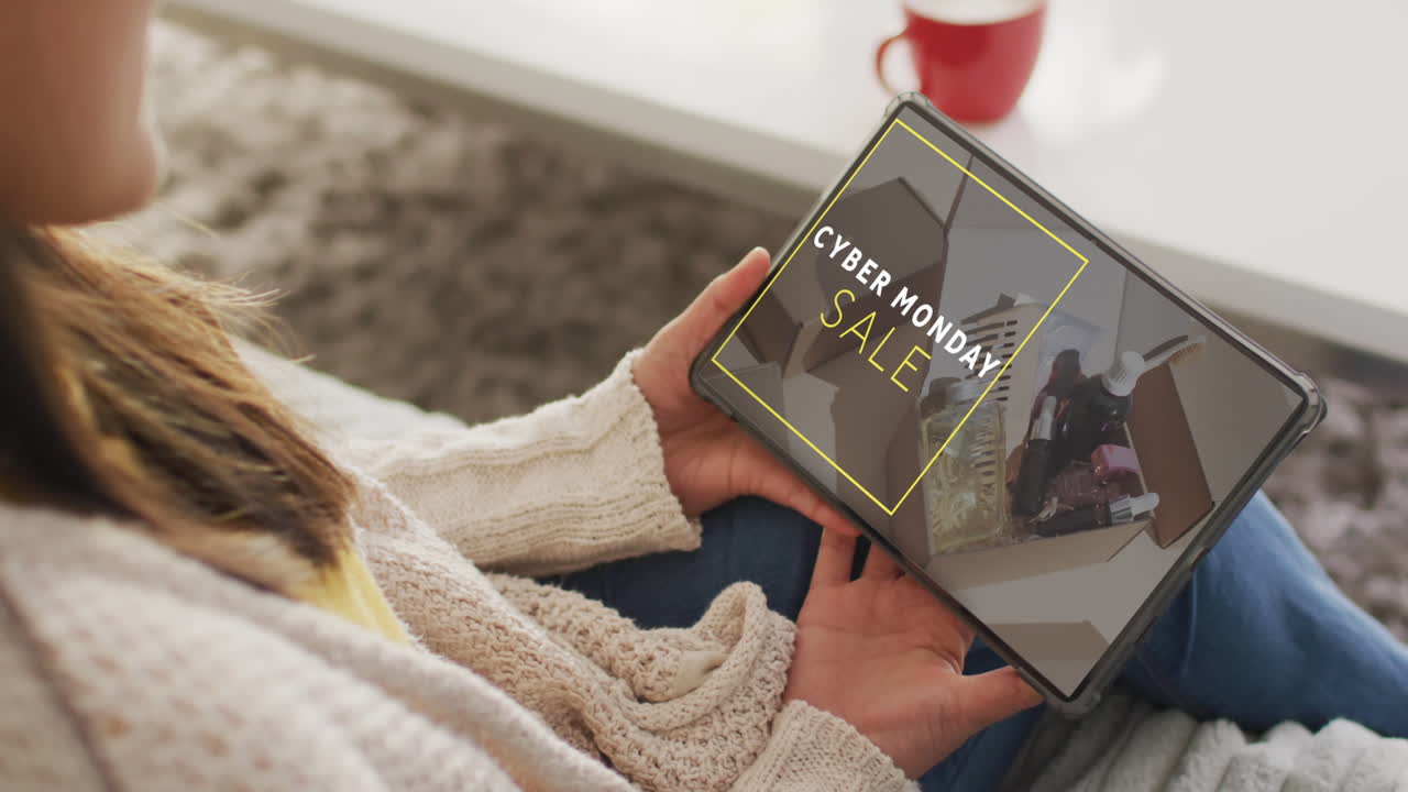 Donna caucasica che usa un tablet a casa per lo shopping online, al rallentatore.