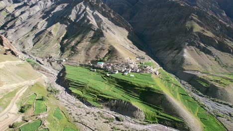 antena de la aldea de barro en las montañas del himalaya de pin valley india al amanecer.