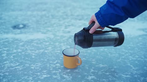 Persona-Sirviendo-Té-Caliente-En-Una-Taza-Durante-La-Helada-Mañana-De-Invierno-En-Noruega