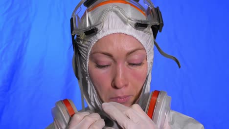 científico virólogo en respirador. mujer mira de cerca, usando una máscara médica de protección. concepto de seguridad de la salud n1h1 epidemia de coronavirus 2019 ncov.