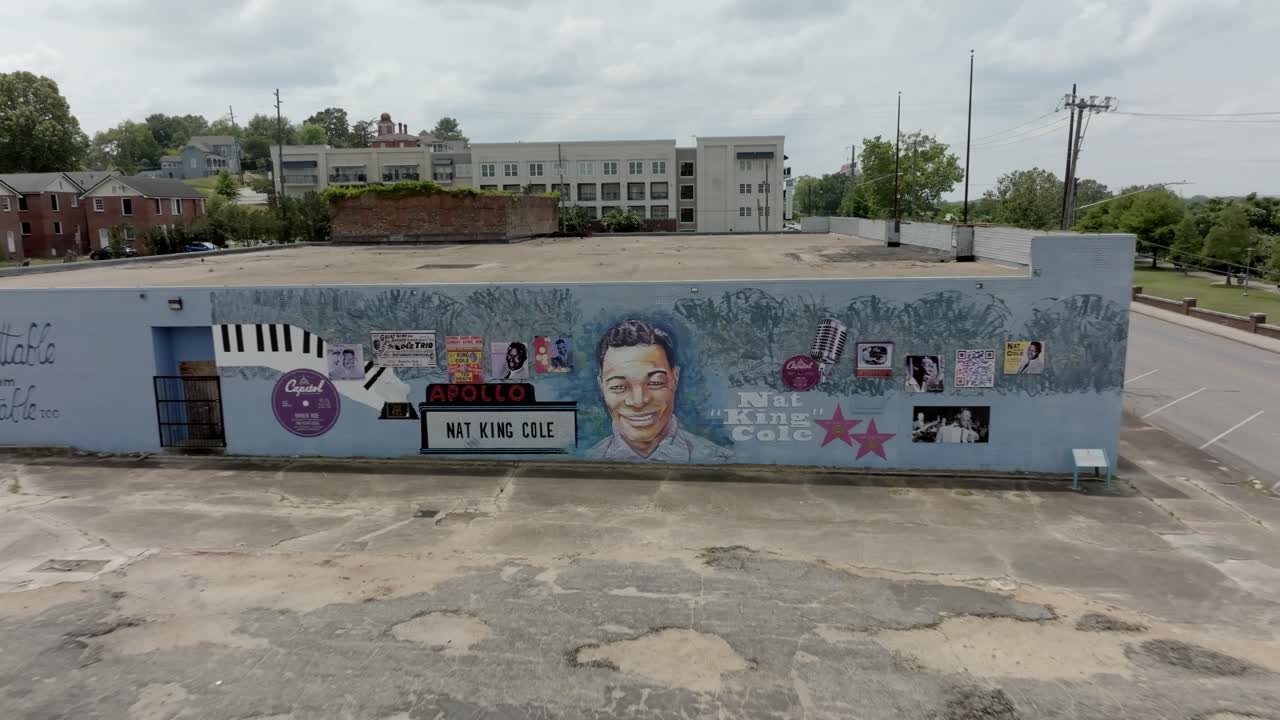 Murale di Nat King Cole a Montgomery, Alabama, con ripresa drone che si allontana