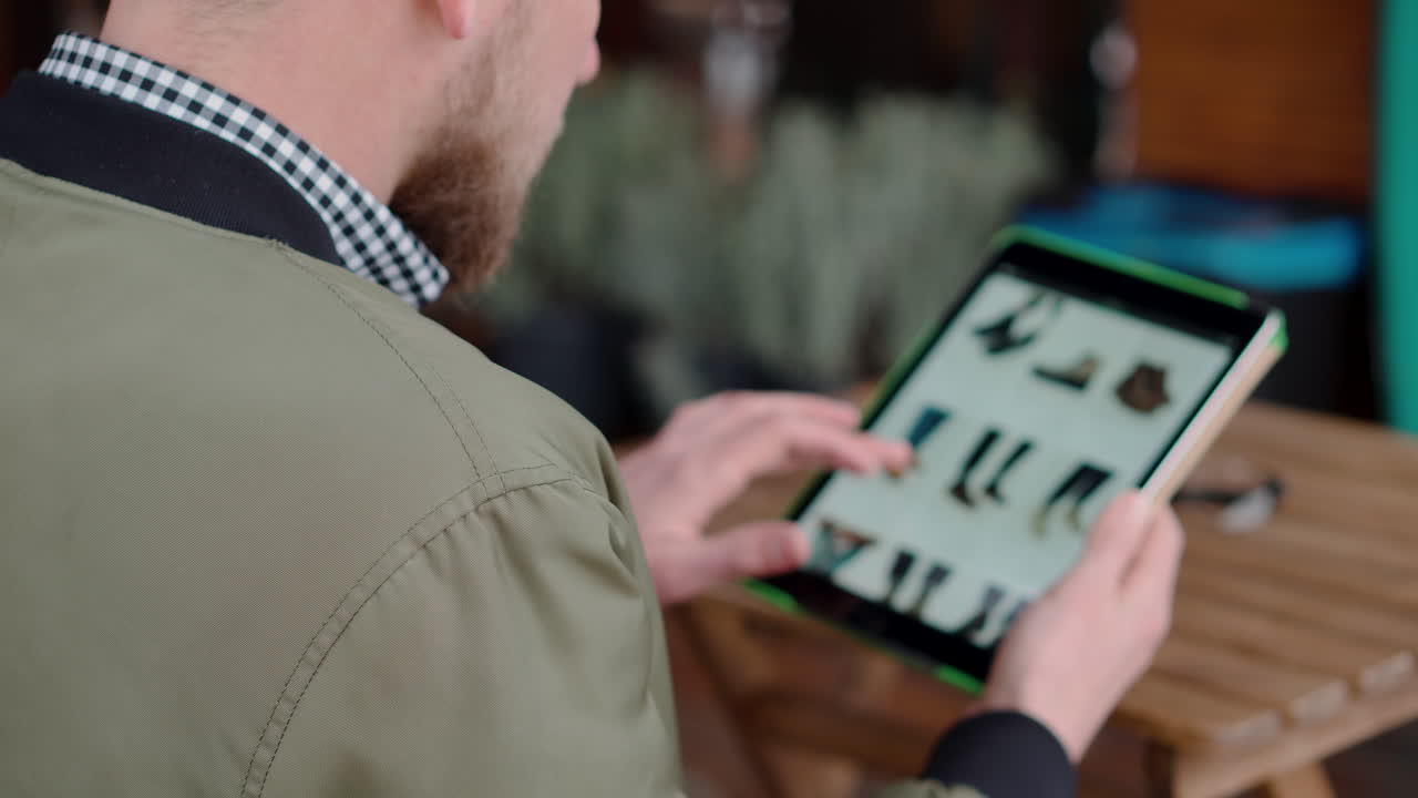 hombre comprando zapatos en línea en una tableta