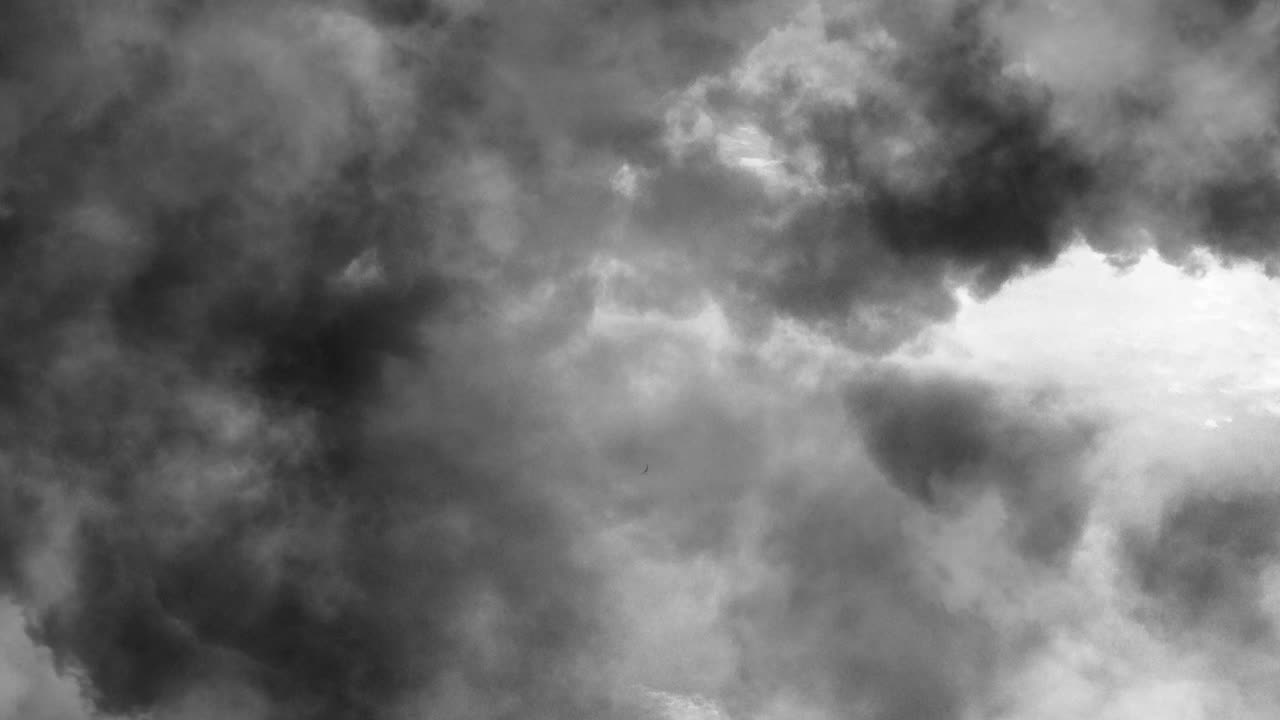 4k avanzando, en el cielo despejado con nubes oscuras a su alrededor