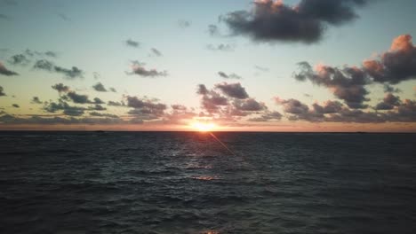 Drohnenschuss,-Der-Auf-Einen-Wunderschönen-Farbenfrohen-Hawaiianischen-Sonnenaufgang-Vor-Der-Nordküste-Von-Oahu,-Hawaii,-Zufliegt