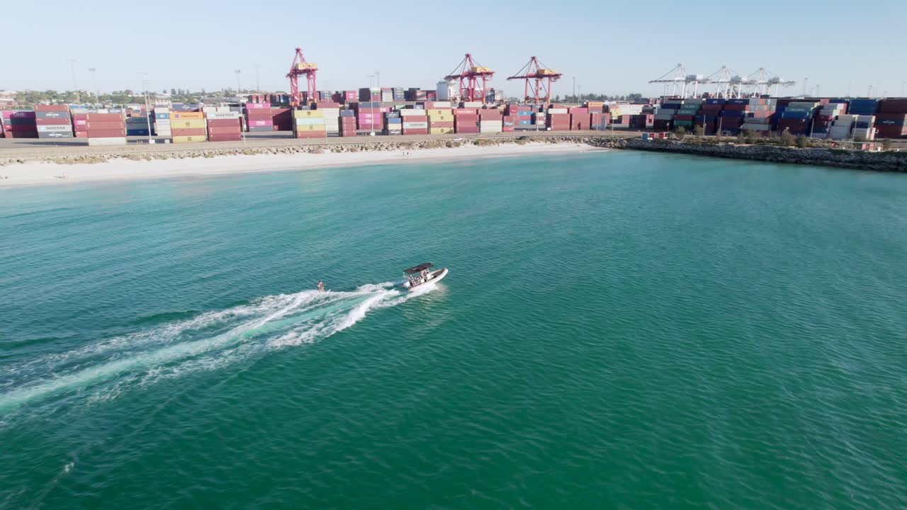 una toma aérea de skurfing detrás de un barco de velocidad en el puerto de fremantle