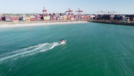 Una-Toma-Aérea-De-Skurfing-Detrás-De-Una-Lancha-Rápida-En-El-Puerto-De-Fremantle