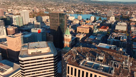 Vast-cityscape-of-Oakland,-California-on-a-sunny-day