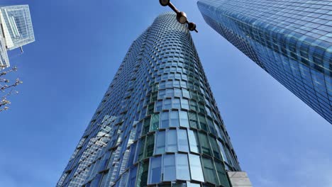 Wolkenkratzer-Von-La-Défense-Mit-Blauem-Himmel-Im-Hintergrund,-Paris