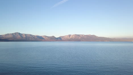 Volando-Bajo-Sobre-El-Lago-Tahoe-Por-La-Mañana