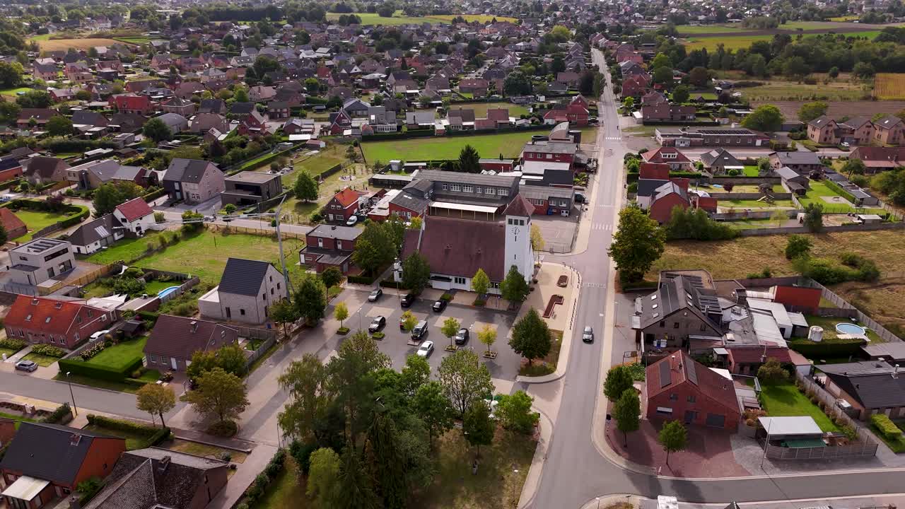 Vista aerea di una città con chiesa e case