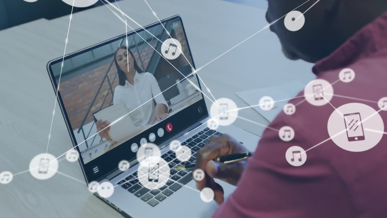 animación de la red de conexiones con iconos sobre empresario afroamericano usando portátil.