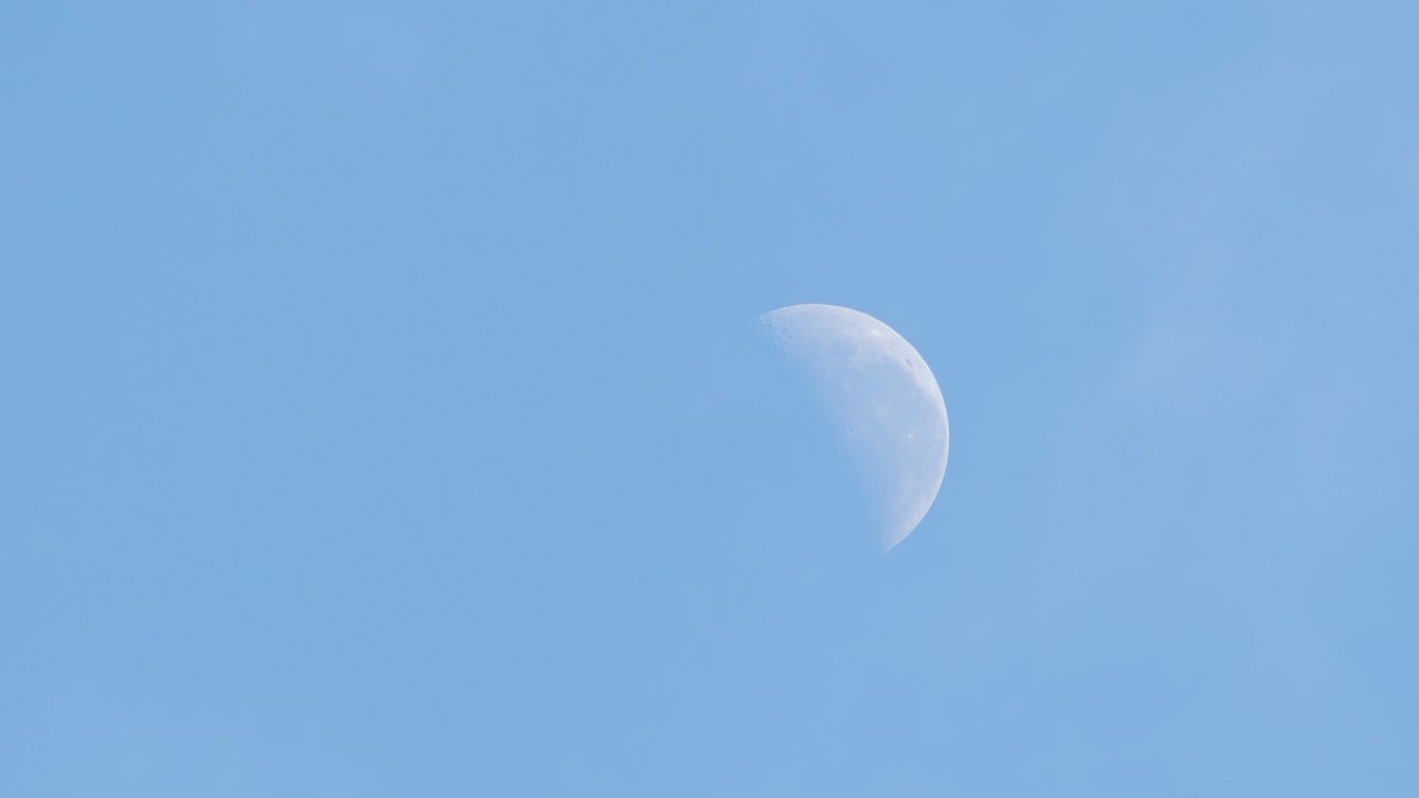 반달 낮 푸른 하늘과 구름 타임스 오스트레일리아, 빅토리아, 지프스랜드, 마프라 중간