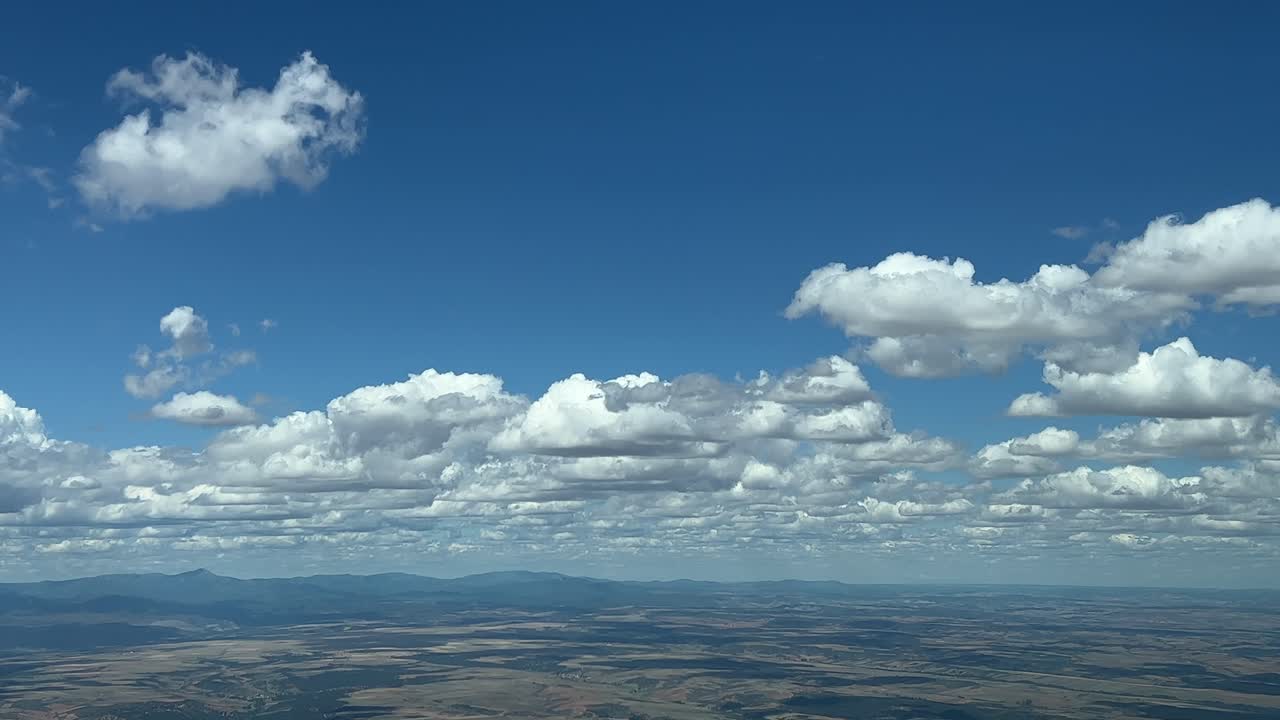 An unique pilot&rsquo;s perpective: flying across a typical sumer sky with some tiny cumulus clouds ahead
