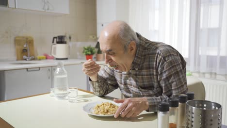 un viejo triste con trastorno de temblor.