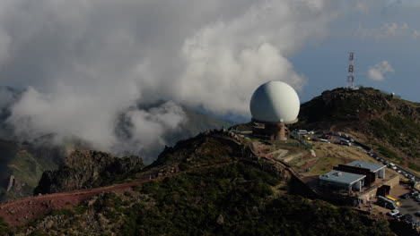 fantástica toma aérea en órbita sobre el radar militar ubicado en pico arieiro en madeira, portugal