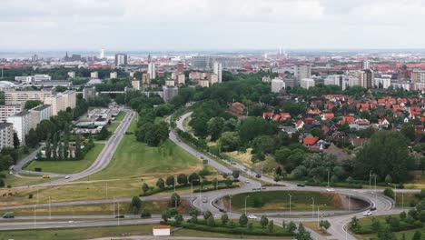 Vista-Aérea-Del-Tráfico-En-La-Rotonda-Con-La-Carretera-De-Circunvalación-Interior-En-Kulladal,-Malmo,-Suecia