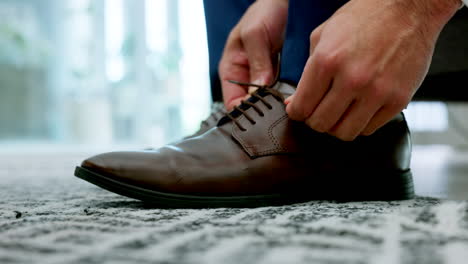 manos, hombre de negocios y zapatos de cuero