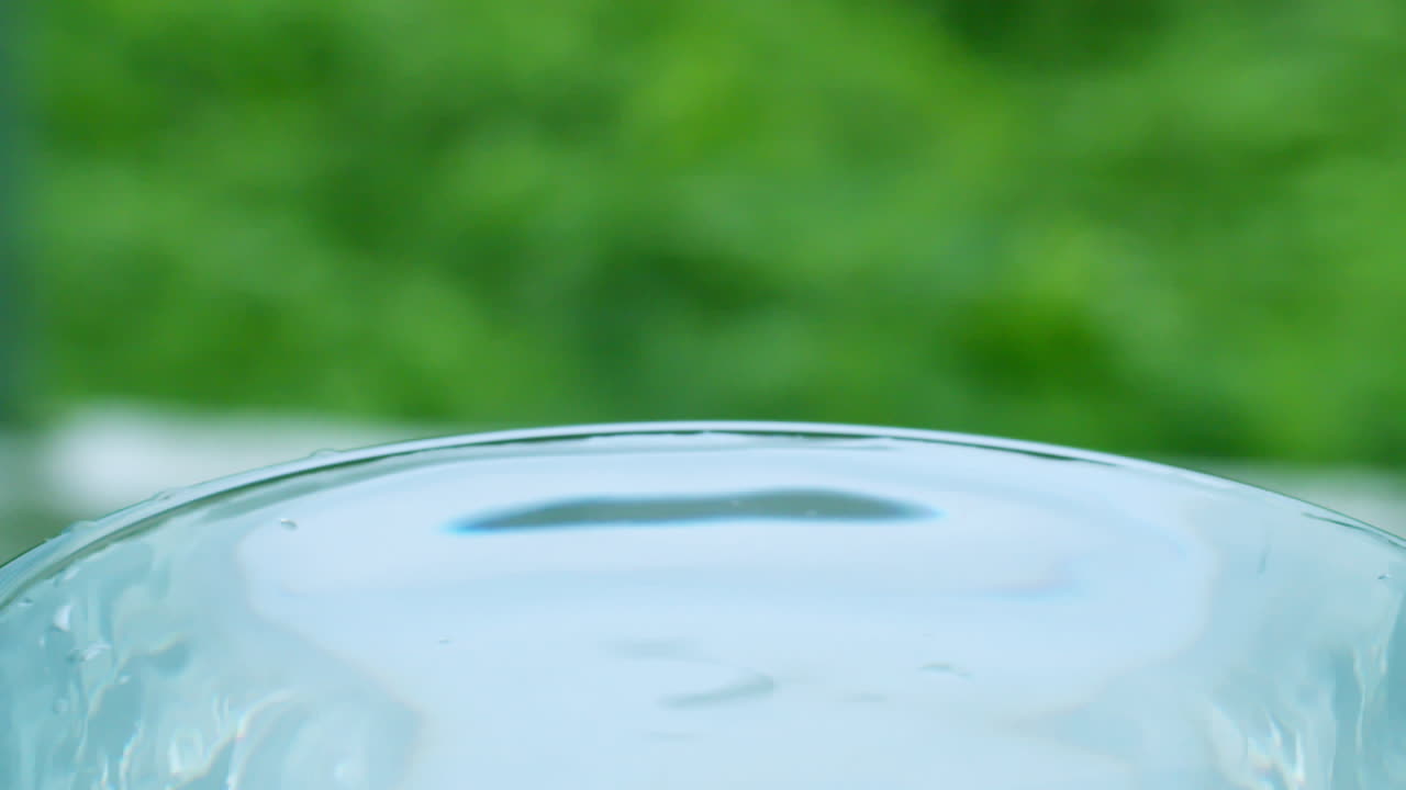 수영장의 표면에 물이 천천히  ⁇ 아지는 것