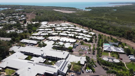 toma aérea en movimiento de un dron de la bahía de fannie en darwin, territorio del norte