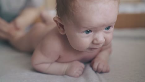 Der-Entzückende-Säugling-Liegt-Auf-Dem-Bauch-Und-Genießt-Die-Massage