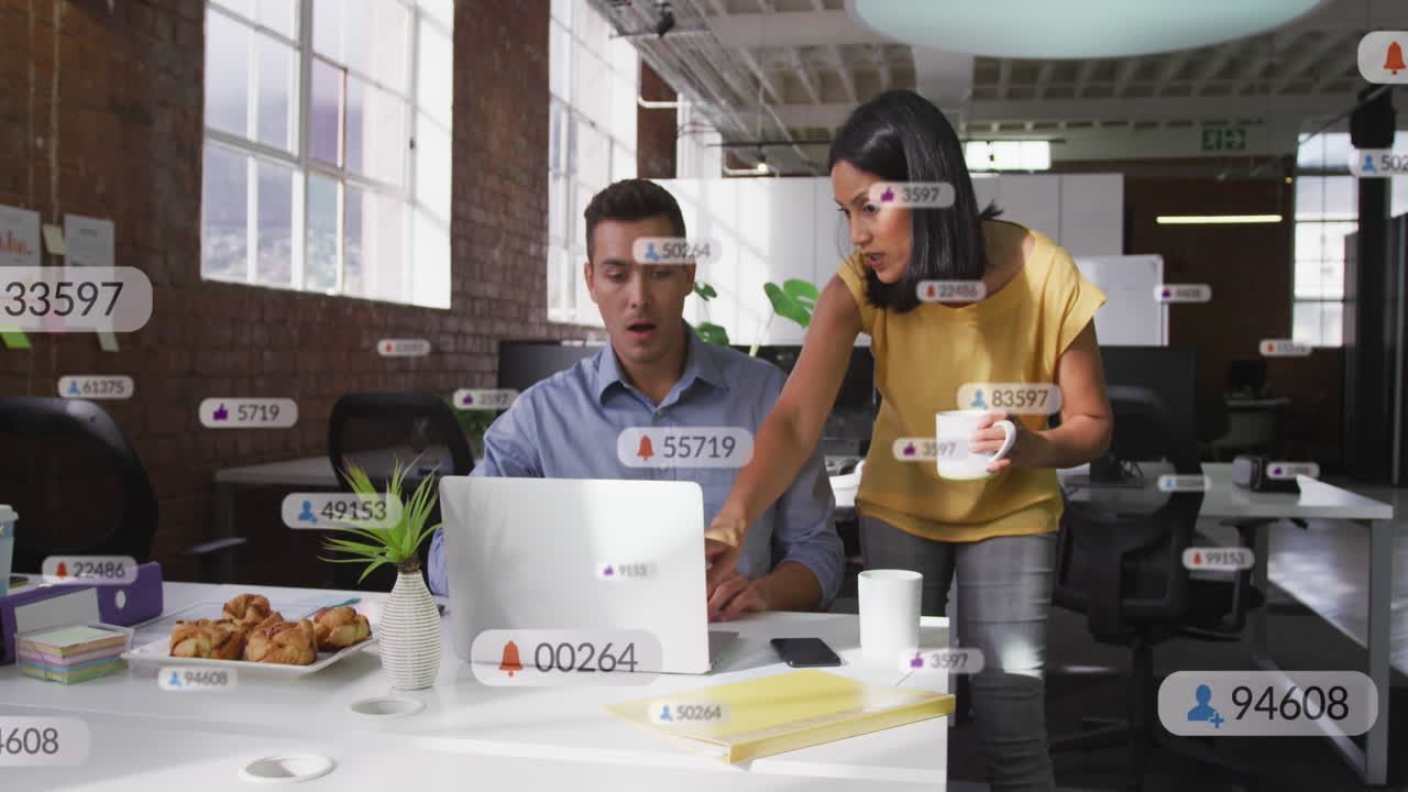 animación de múltiples barras de notificación, diversos compañeros de trabajo discutiendo informes en la computadora portátil en la oficina