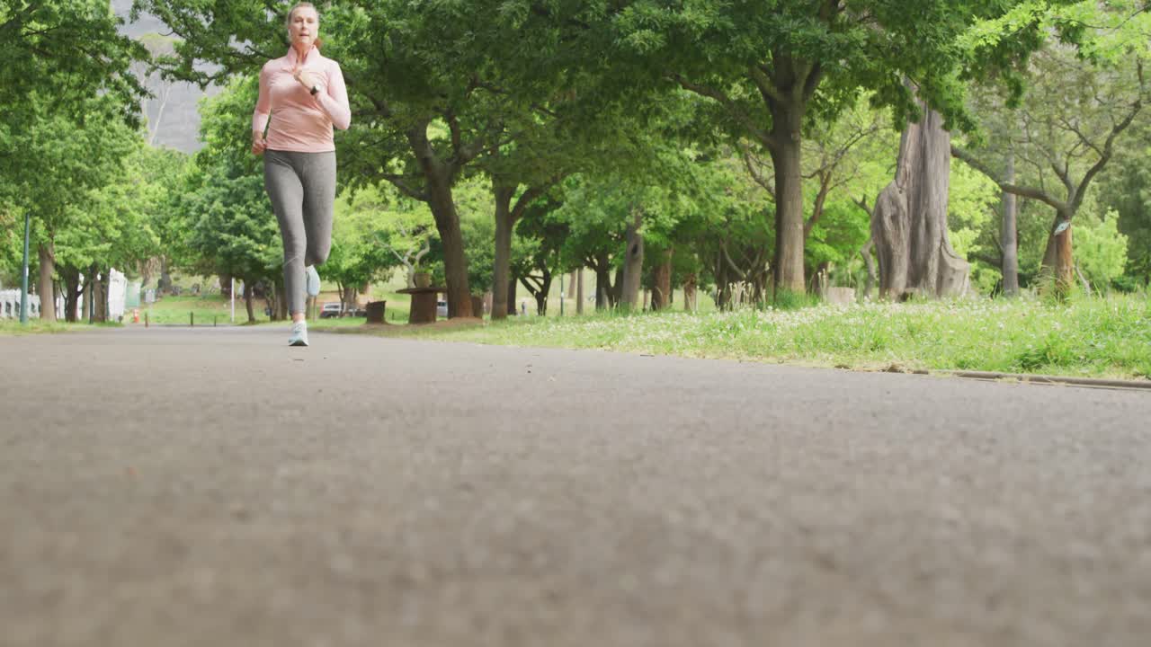 mujer mayor corriendo en el parque
