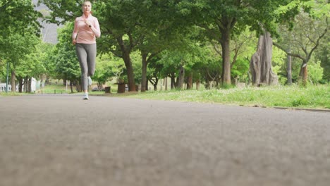 Mujer-Mayor-Corriendo-En-El-Parque