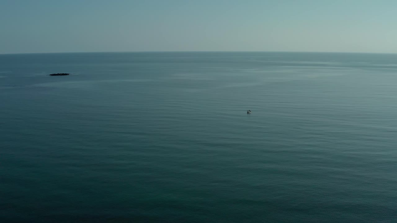 배경을 졸졸 흐르는 바다 물 파도의 광각 공중 스틸 샷