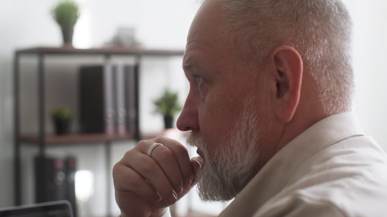 estudiante adulto en el aula