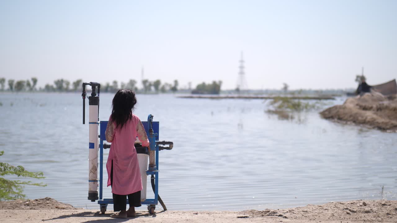 손에서 작은 펌핑 물의 뒷모습