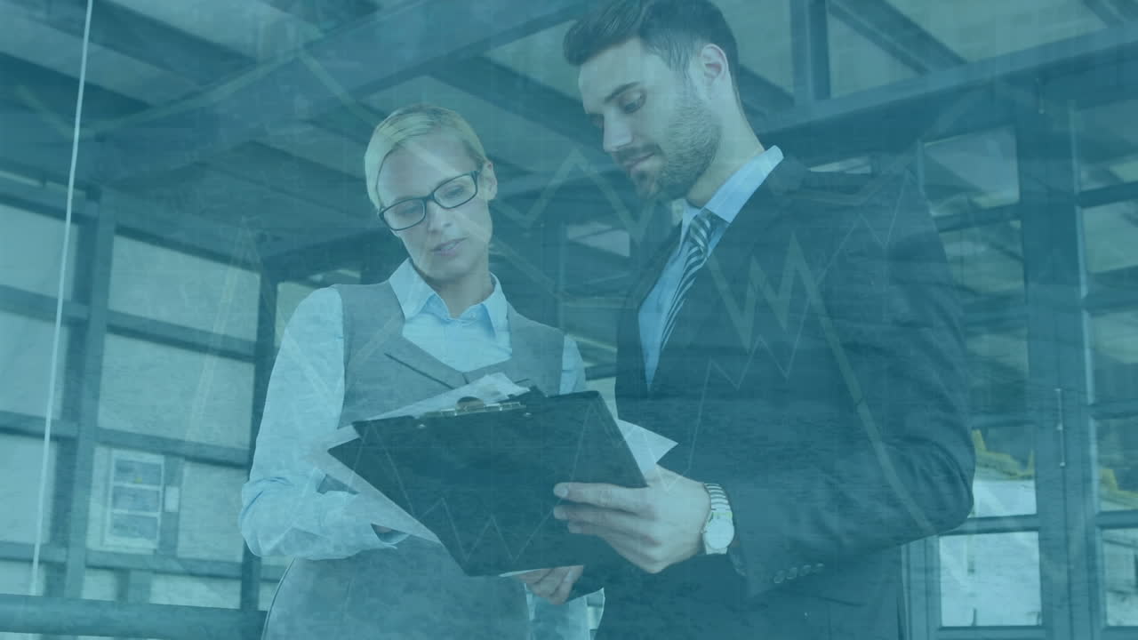 animazione dell'elaborazione dei dati su diversi uomini d'affari e donne d'affari che discutono su documenti.