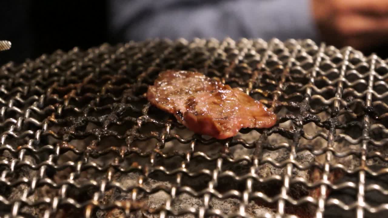 일본 도쿄 이케부쿠로의 레스토랑에서 일본식 바비큐 그릴 야니쿠를 즐기고 있습니다.