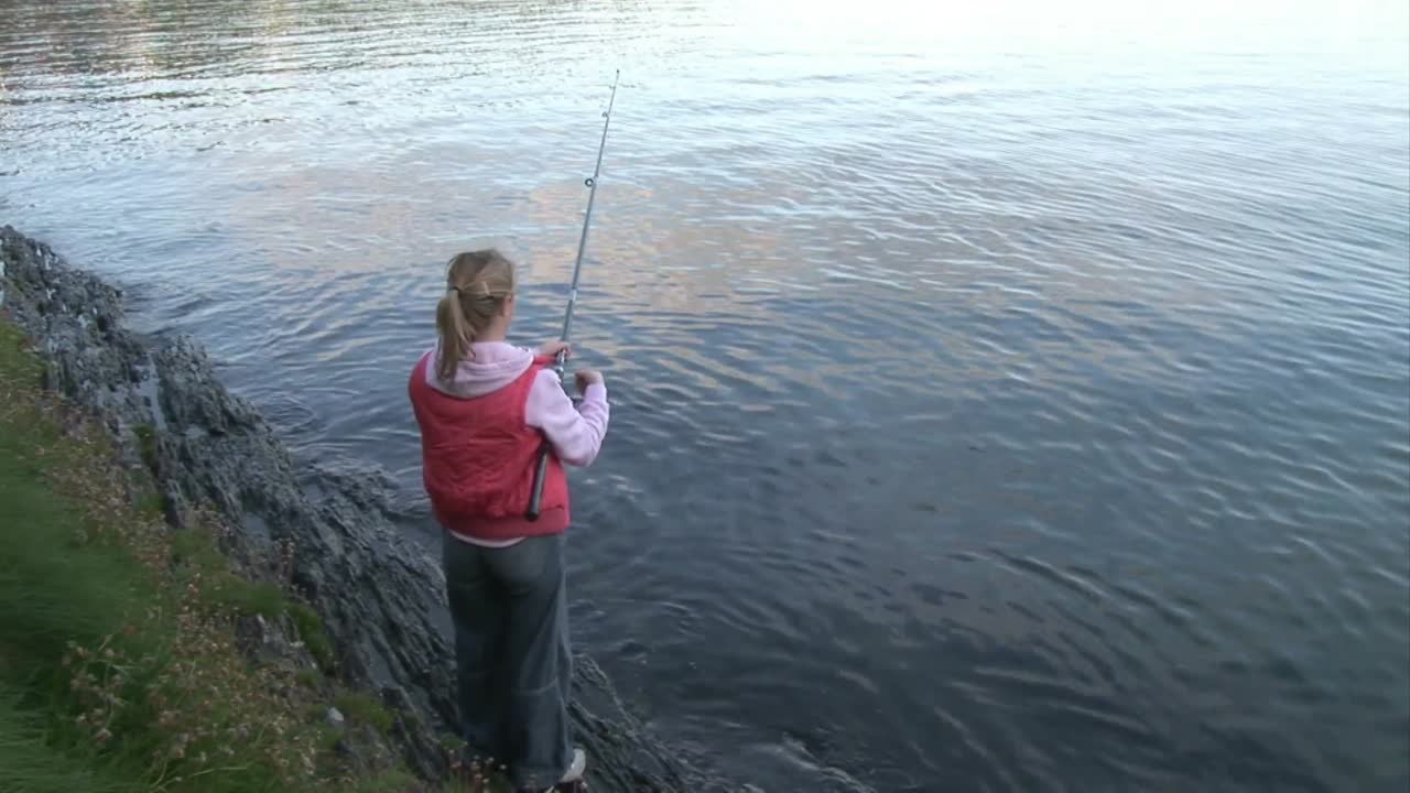 Seorang wanita memancing