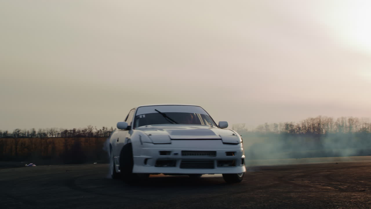 coche blanco a la deriva al atardecer