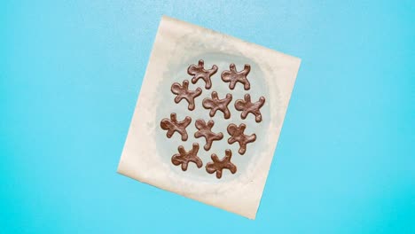 galletas de pan de jengibre hombre haciendo de. cortar y hornear galletas.