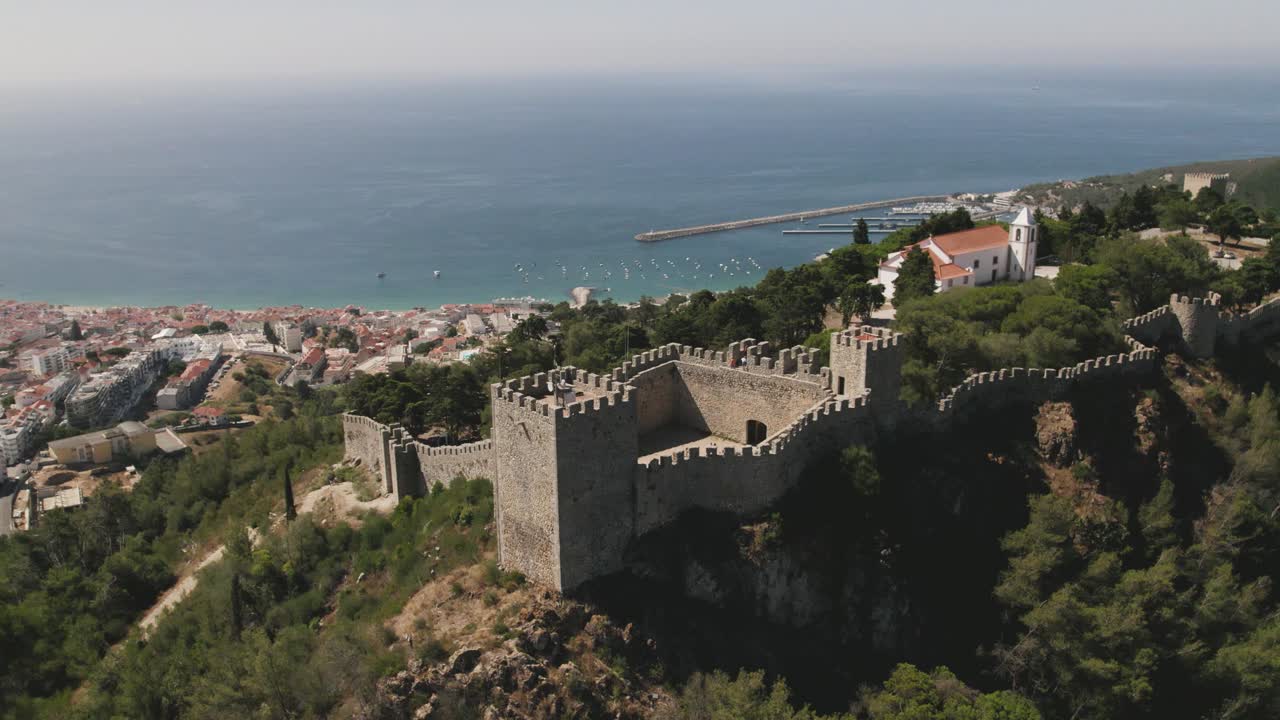 Castello di Sesimbra o dei Mori e porto sullo sfondo, Portogallo
