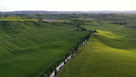 drone tuscany hills: imágenes aéreas fascinantes que capturan los paisajes ondulados y la belleza idílica del icónico campo toscano de italia