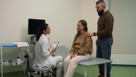 pareja en el consultorio del médico