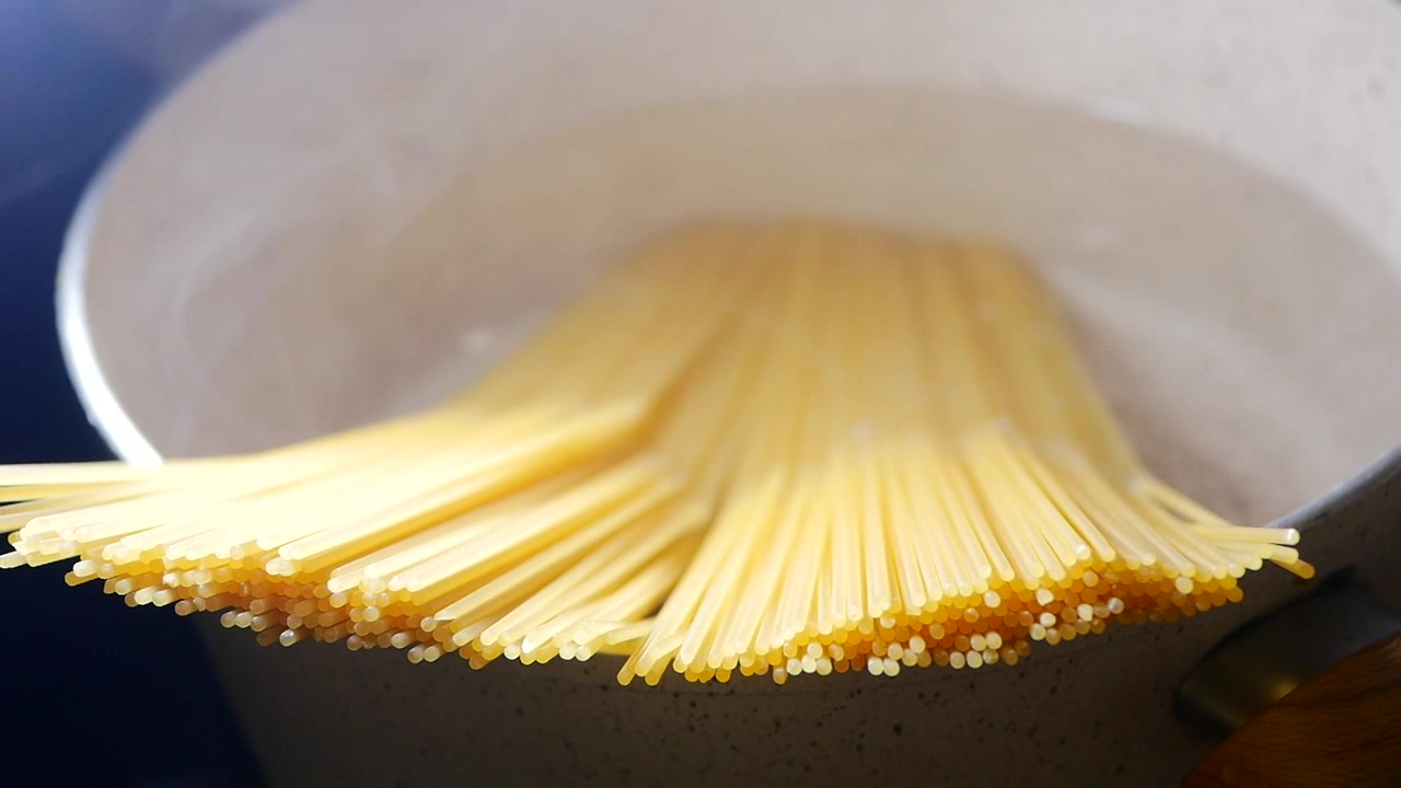 Memasak Spaghetti dalam Air Mendidih di Panci