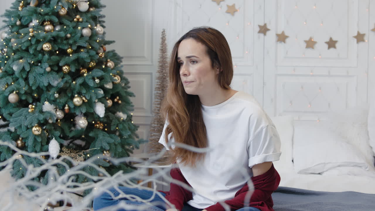 pareja deprimida teniendo drama en el dormitorio. hombre culpable tratando de resolver dificultades.