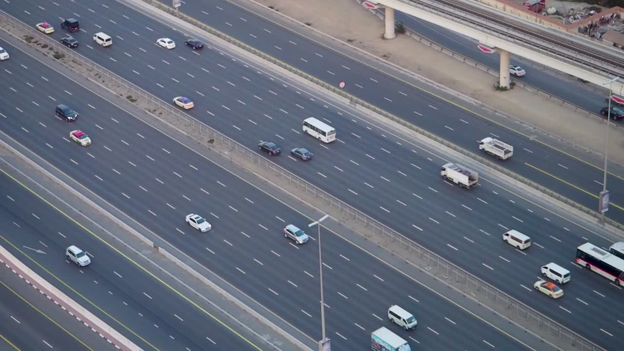 교통 이 많은 고속도로 의 공중 에서 볼 수 있는 모습