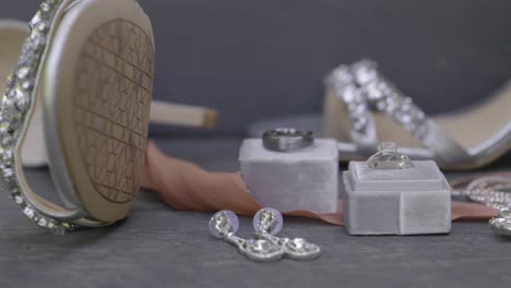 zapatillas, anillos, pendientes y otros accesorios de boda