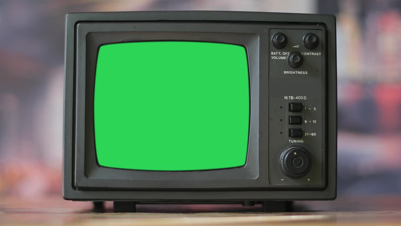 Vecchia TV. Televisore vintage su sfondo verde con rumore e statico.