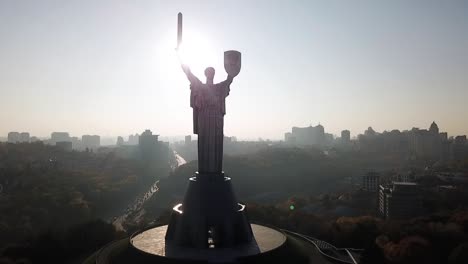 dron que se eleva en el monumento de la patria en kiev, ucrania