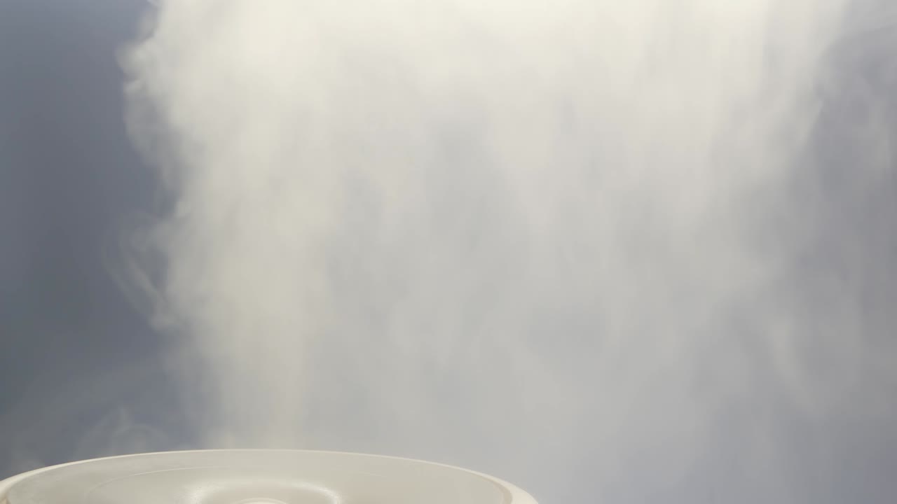 초음파 수분기의  증기 - 공기 수분을 위해 디푸저에서 증기의 흐름 - 집에서 습도를 위해 연기의 끝없는 비디오 루프 - 수분제 및 공기 정제기 - 흡입기에서 분산된 안개